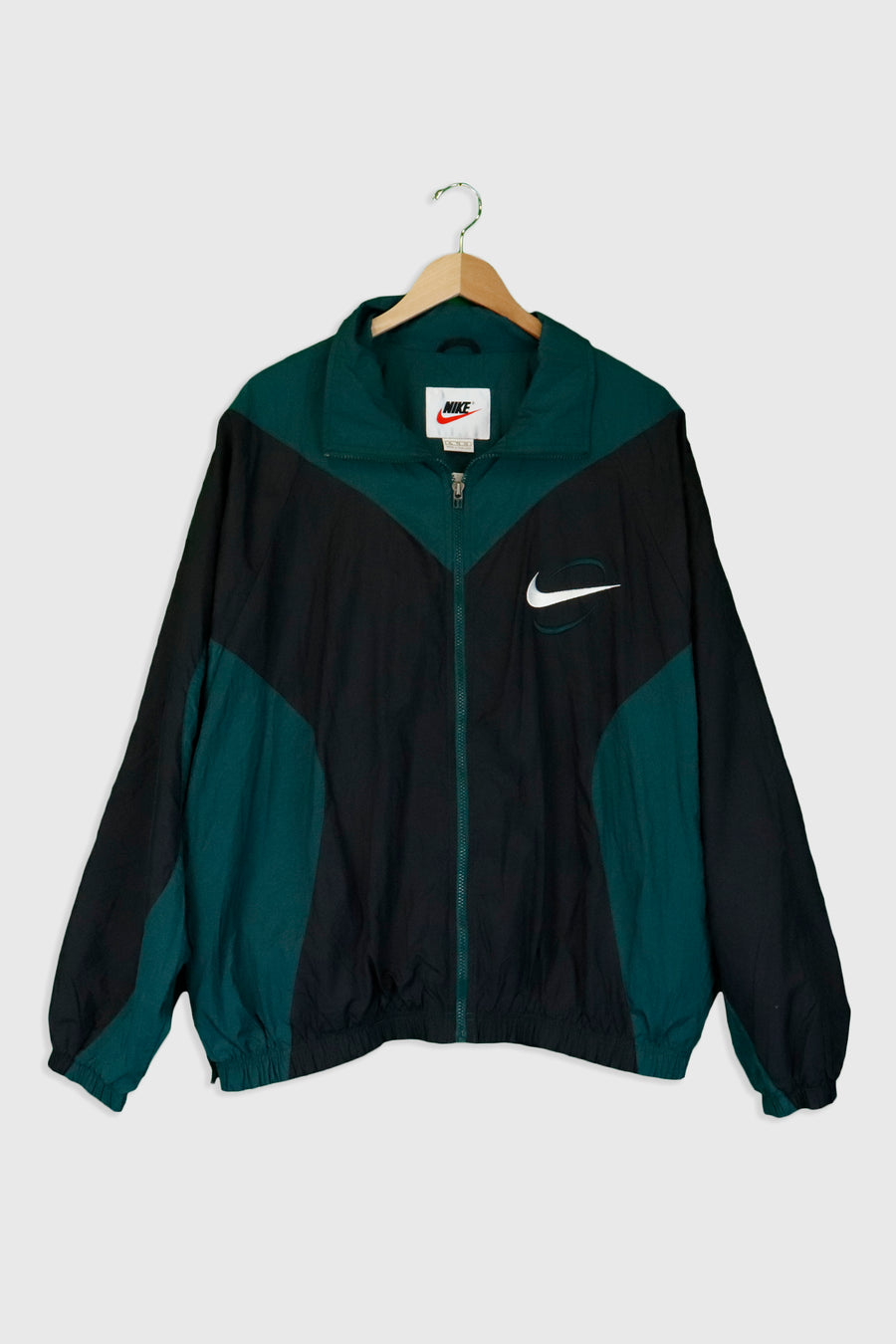 Nike jacket with hot sale zipper pockets